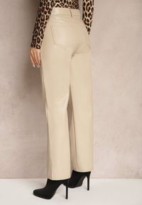 Renee - Beżowe Spodnie z Ekoskóry o Prostym Kroju High Waist Arivra. Okazja: na co dzień. Stan: podwyższony. Kolor: beżowy. Styl: elegancki, casual