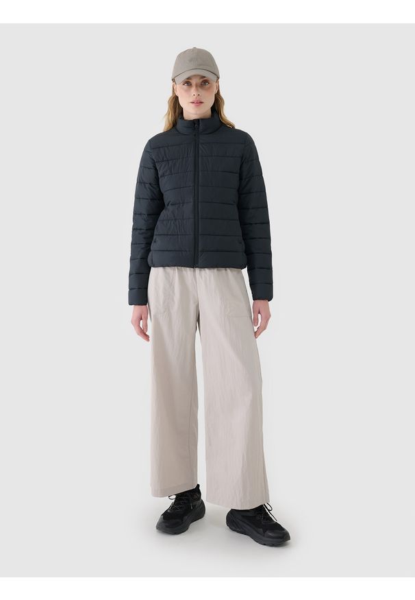 4f - 4F Kurtka puchowa z wypełnieniem syntetycznym damska - czarna XXL. Okazja: na co dzień. Typ kołnierza: kołnierzyk stójkowy. Kolor: czarny. Materiał: syntetyk, puch. Długość: długie. Styl: klasyczny, casual, sportowy