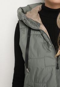 Born2be - Zielona Pikowana Kamizelka z Kapturem i Sznurkami Imvila. Okazja: na co dzień. Typ kołnierza: kaptur. Kolor: zielony. Materiał: jeans. Wzór: aplikacja. Styl: klasyczny, casual, elegancki #6