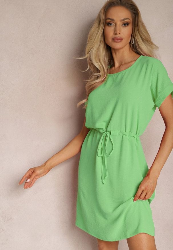 Renee - Jasnozielona Mini Sukienka Ściągana w Talii Troczkiem z Krótkim Rękawem Erianthe. Kolor: zielony. Długość rękawa: krótki rękaw. Długość: mini