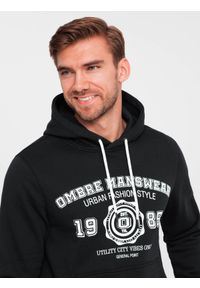 Ombre Clothing - Bluza męska kangurka z kapturem i nadrukiem w stylu college – czarna V3 - Rozmiar: L. Okazja: na co dzień. Typ kołnierza: kaptur. Kolor: czarny. Materiał: dzianina, poliester, materiał, dresówka, bawełna. Wzór: nadruk. Styl: klasyczny, casual, elegancki #4