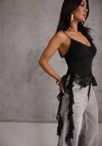 Renee - Czarna Bluzka z Dodatkiem Wiskozy i Falbankami z Koronki Coramala. Typ kołnierza: kołnierz z falbankami. Kolor: czarny. Materiał: wiskoza, koronka. Długość rękawa: na ramiączkach. Wzór: koronka. Styl: elegancki #4