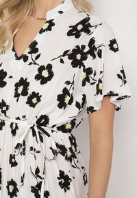 Born2be - Biała Sukienka w Kwiaty z Paskiem Cleza. Okazja: na co dzień. Typ kołnierza: dekolt w kształcie V. Kolor: biały. Wzór: kwiaty. Sezon: wiosna, lato. Styl: casual, elegancki #7