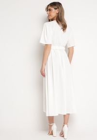 Born2be - Biała Rozkloszowana Sukienka Kopertowa z Gumką w Talii i Ozdobnym Paskiem Vasena. Kolor: biały. Typ sukienki: kopertowe. Styl: elegancki #6