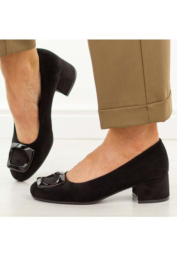POTOCKI - Czarne czółenka damskie na obcasie Potocki 12825. Okazja: na ślub cywilny, na wesele, na imprezę. Nosek buta: okrągły. Kolor: czarny. Szerokość cholewki: normalna. Wzór: aplikacja. Materiał: zamsz. Sezon: wiosna, jesień, lato. Obcas: na obcasie. Styl: elegancki, klasyczny, wizytowy. Wysokość obcasa: niski