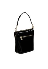 Kazar - Czarna listonoszka na ramię z dwóch rodzajów skór. Kolor: czarny. Dodatki: z breloczkiem. Materiał: lakierowane, skórzane. Styl: elegancki. Rodzaj torebki: na ramię #4