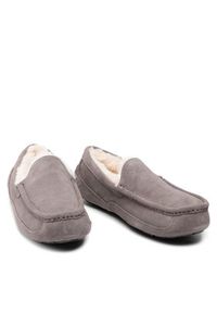 Ugg Kapcie M Ascot 1101110 Szary. Kolor: szary. Materiał: skóra
