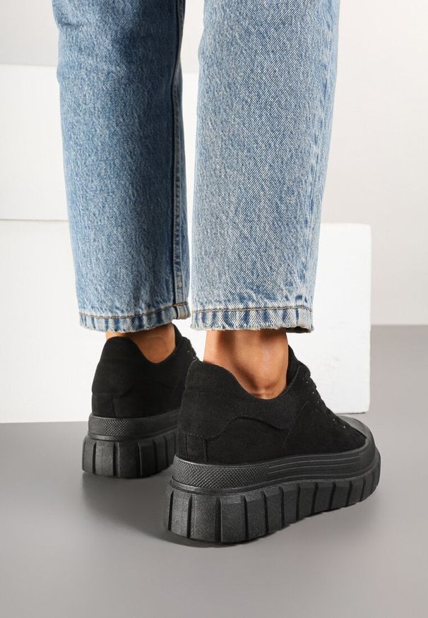 Renee - Czarne Sneakersy Vices na Platformie z Tłoczeniem Ozdobione Perforacją Leaniael. Okazja: na co dzień. Kolor: czarny. Materiał: jeans. Wzór: aplikacja. Obcas: na platformie