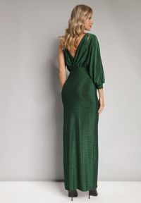 Born2be - Zielona Błyszcząca Asymetryczna Sukienka Maxi z Rozcięciem i Kopertowym Dekoltem Aknasa. Kolor: zielony. Materiał: materiał. Typ sukienki: kopertowe, asymetryczne. Długość: maxi