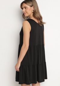 Born2be - Czarna Sukienka o Rozkloszowanym Kroju na Szerokich Ramiączkach z Guzikami Saniella. Okazja: na co dzień. Kolor: czarny. Długość rękawa: na ramiączkach. Typ sukienki: rozkloszowane. Styl: klasyczny, casual, elegancki #7