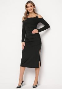 Born2be - Czarna Koktajlowa Sukienka z Wyciętym Ramionami z Klamerką i Marszczeniem Glimie. Kolor: czarny. Styl: wizytowy #1