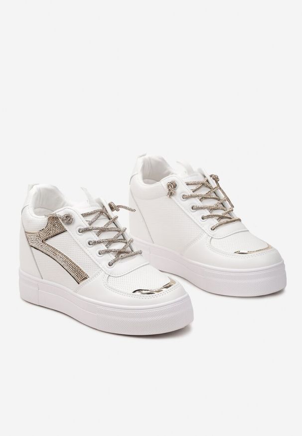 Renee - Biało-Złote Sneakersy ze Wstawką z Cyrkonii na Ukrytym Koturnie Hricane. Okazja: na co dzień. Kolor: biały. Obcas: na koturnie