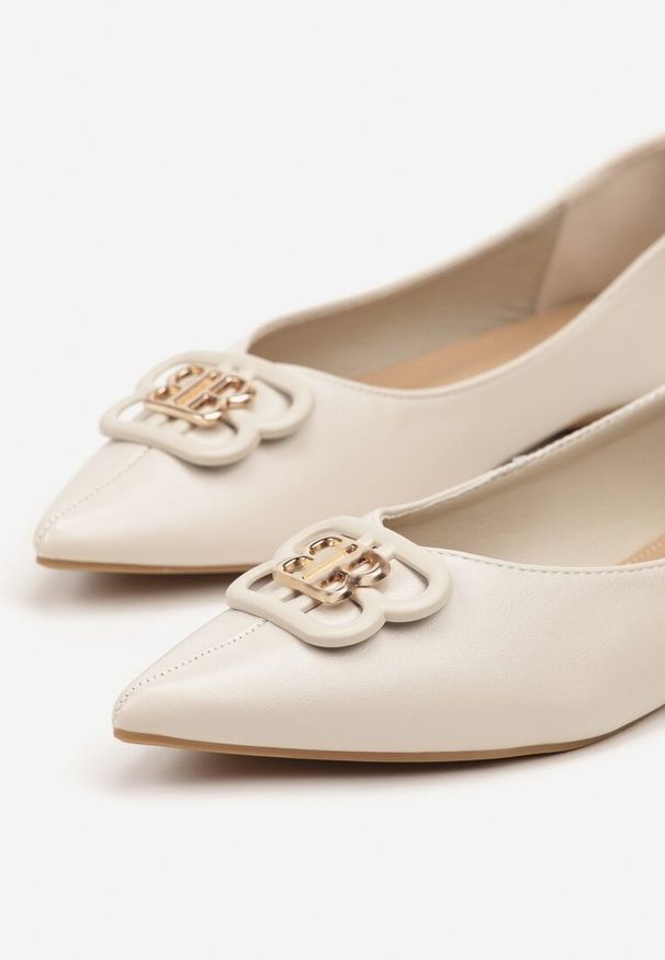 Renee - Beżowe Balerinki ze Szpiczastym Noskiem Zdobione Aplikacją Nalamira. Okazja: na co dzień, na spotkanie biznesowe. Nosek buta: szpiczasty. Kolor: beżowy. Wzór: aplikacja. Obcas: na obcasie. Styl: biznesowy, casual, klasyczny. Wysokość obcasa: niski