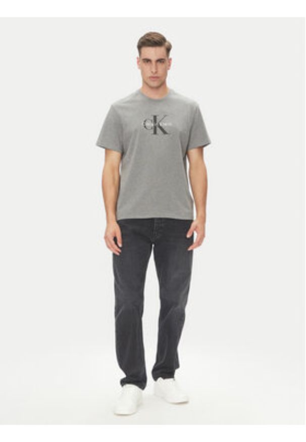 Calvin Klein Jeans T-Shirt Hero Monologo LV04RB862G Szary Regular Fit. Kolor: szary. Materiał: bawełna