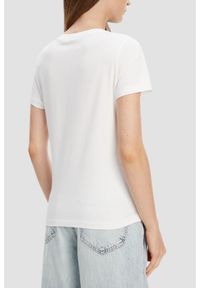 Guess - GUESS Biały damski t-shirt Pearls Love. Kolor: biały