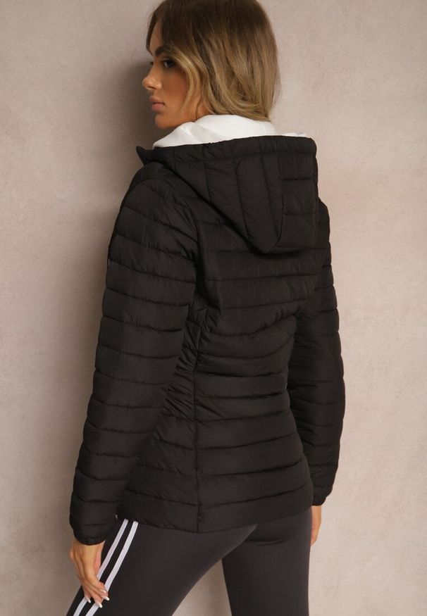Renee - Czarna Kurtka Ozdobiona Pikowaniem Wykończona Sznurkami i Kapturem Mivissa. Okazja: na co dzień, na spacer. Kolor: czarny. Materiał: jeans. Wzór: aplikacja. Styl: casual, sportowy