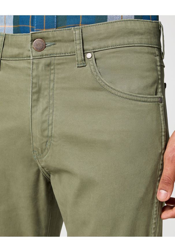 Wrangler - WRANGLER MĘSKIE SPODNIE MATERIAŁOWE LARSTON DUSTY OLIVE 112356816 W18S014024. Okazja: na co dzień. Stan: obniżony. Styl: casual, klasyczny