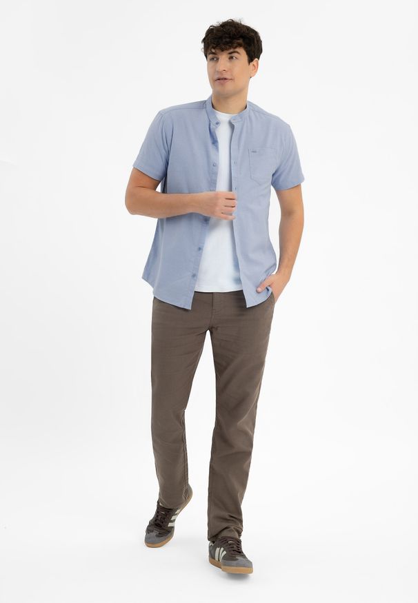 Volcano - Koszula z krótkim rękawem, Regular Fit, C-TRIFO. Typ kołnierza: kołnierzyk stójkowy. Kolekcja: plus size. Kolor: niebieski. Długość: krótkie. Wzór: aplikacja. Materiał: bawełna, materiał. Długość rękawa: krótki rękaw. Sezon: lato. Styl: klasyczny