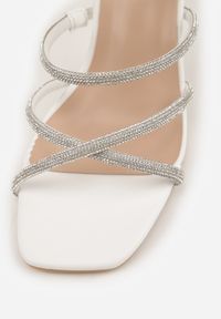 Born2be - Białe Sandały na Szpilce z Cyrkoniami i Kwadratowym Noskiem Vikirona. Zapięcie: sprzączka. Kolor: biały. Wzór: aplikacja. Obcas: na szpilce. Styl: wizytowy #9