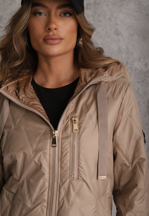 Renee - Brązowa Długa Kurtka Parka Pikowana z Kapturem Ozdobiona Aplikacją Rossea. Okazja: na co dzień. Typ kołnierza: kaptur. Kolor: brązowy. Materiał: poliester, jeans. Długość: długie. Wzór: aplikacja. Styl: casual, street