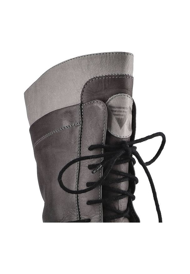 Szare Botki Damskie Karino Codzienne Stylowe Buty. Okazja: na co dzień. Kolor: szary. Materiał: syntetyk, nubuk, futro. Szerokość cholewki: normalna. Sezon: zima. Obcas: na obcasie. Styl: casual, elegancki. Wysokość obcasa: niski