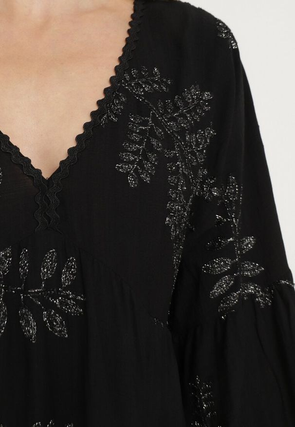 Born2be - Czarna Wiskozowa Sukienka Rozkloszowana z Metalicznymi Haftami Fennala. Okazja: na co dzień. Typ kołnierza: dekolt w kształcie V. Kolor: czarny. Materiał: wiskoza. Długość rękawa: długi rękaw. Wzór: haft. Styl: casual