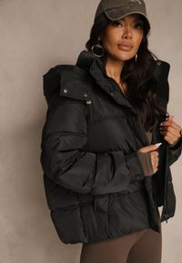Renee - Czarna Oversizowa Kurtka Puffer z Kapturem i Naszywką przy Rękawie Azine. Okazja: na co dzień. Typ kołnierza: kaptur. Kolor: czarny. Materiał: dzianina, jeans. Wzór: aplikacja. Styl: casual #5