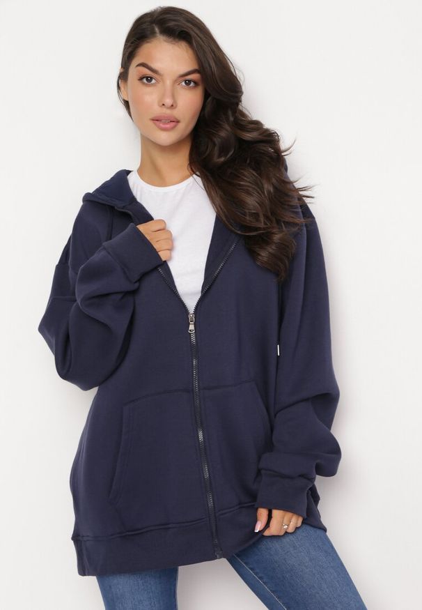 Born2be - Granatowa Bluza z Kapturem Kassica. Okazja: na co dzień. Typ kołnierza: kaptur. Kolekcja: plus size. Kolor: niebieski. Materiał: dzianina, polar. Długość rękawa: długi rękaw. Długość: długie. Styl: klasyczny, casual