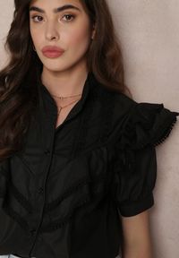 Renee - Czarna Koronkowa Koszula z Krótkim Rękawem i Falbankami z Przodu Audrea. Typ kołnierza: kołnierz z falbankami. Kolor: czarny. Materiał: koronka. Długość rękawa: krótki rękaw. Długość: krótkie. Sezon: lato, wiosna #3