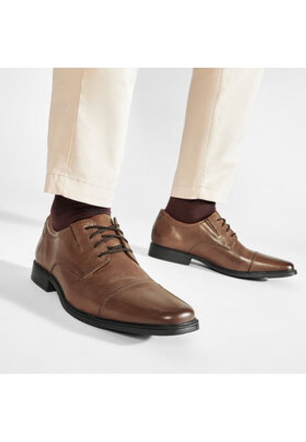 Clarks Półbuty Tilden Cap 261300967 Brązowy. Kolor: brązowy. Materiał: skóra