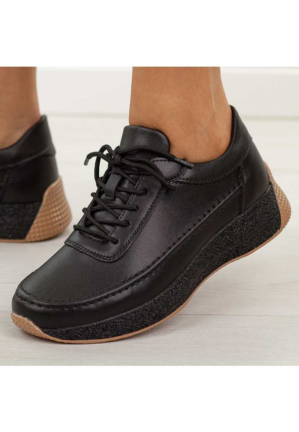 Czarne gładkie skórzane półbuty damskie Sergio Leone sp013. Okazja: na co dzień. Nosek buta: okrągły. Kolor: czarny. Materiał: skóra. Wzór: gładki. Sezon: wiosna, jesień. Styl: casual, elegancki, klasyczny