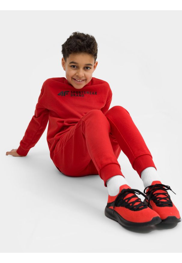 4f - Bluza dresowa nierozpinana bez kaptura chłopięca. Typ kołnierza: bez kaptura. Kolor: czerwony. Materiał: dresówka. Wzór: nadruk