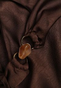 Renee - Brązowa Sukienka Slip Dress z Dekoltem Woda i Wiązaniem z Tyłu Atintina. Typ kołnierza: dekolt woda. Kolor: brązowy. Długość rękawa: na ramiączkach. Styl: elegancki #7