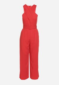 Born2be - Czerwony Taliowany Kombinezon Ozdobiony Paskiem Dollivia. Okazja: na co dzień. Kolor: czerwony. Wzór: aplikacja. Styl: elegancki, casual #5