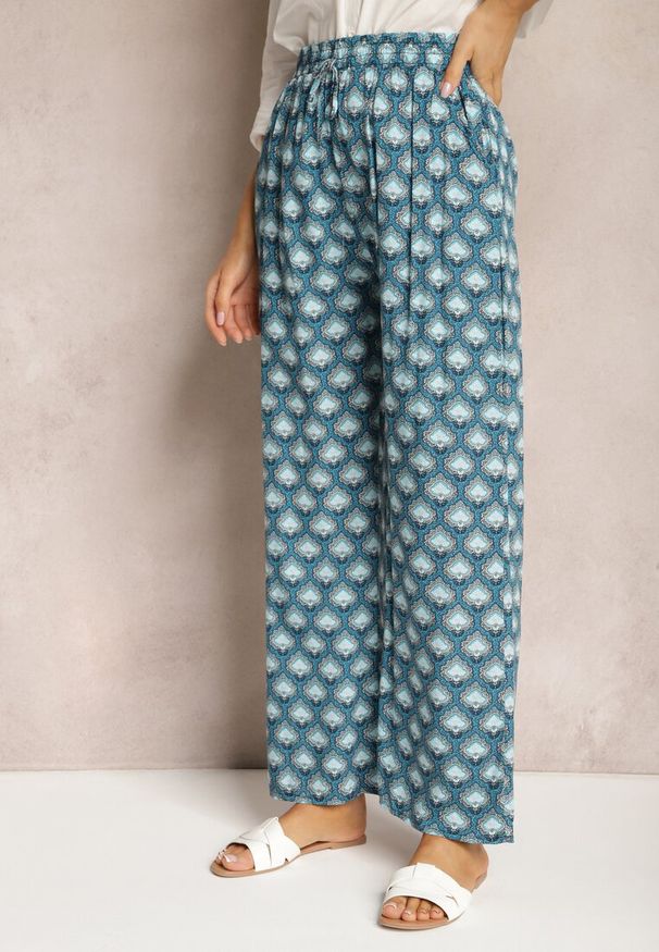 Renee - Niebieskie Szerokie Spodnie z Gumką w Talii z Wiskozy w Mozaikowy Print Wavelette. Okazja: na co dzień. Stan: podwyższony. Kolor: niebieski. Materiał: wiskoza. Wzór: nadruk. Styl: elegancki, casual