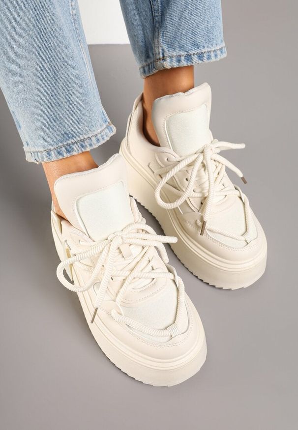 Renee - Beżowe Sneakersy na Platformie Ozdobione Sznurowaniem Vilvia. Okazja: na co dzień. Kolor: beżowy. Materiał: jeans. Wzór: aplikacja. Obcas: na platformie