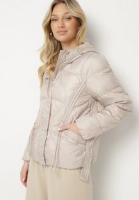 Born2be - Beżowa Kurtka z Kapturem Ozdobiona Przeszyciami i Sznurkami Boledia. Okazja: na co dzień. Typ kołnierza: kaptur. Kolor: beżowy. Materiał: jeans. Wzór: aplikacja. Styl: casual #4