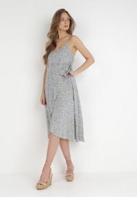 Born2be - Niebieska Sukienka z Wiskozy Kalleia. Kolor: niebieski. Materiał: wiskoza. Długość rękawa: na ramiączkach. Wzór: kwiaty. Typ sukienki: kopertowe. Styl: klasyczny. Długość: midi #6