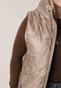 Born2be - Jasnobrązowa Kamizelka z Nieodpinanym Kapturem i Geometrycznym Pikowaniem Kalousa. Okazja: na co dzień. Kolor: brązowy. Materiał: jeans, dresówka. Długość rękawa: długi rękaw. Wzór: geometria. Styl: casual, klasyczny #6