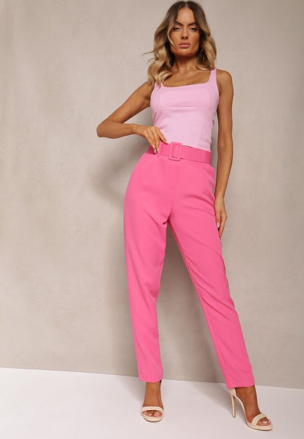 Renee - Różowe Spodnie Garniturowe High Waist z Paskiem Wenus. Okazja: na spotkanie biznesowe, na co dzień. Stan: podwyższony. Kolor: różowy. Materiał: materiał, tkanina. Wzór: gładki, jednolity. Styl: biznesowy, elegancki, casual