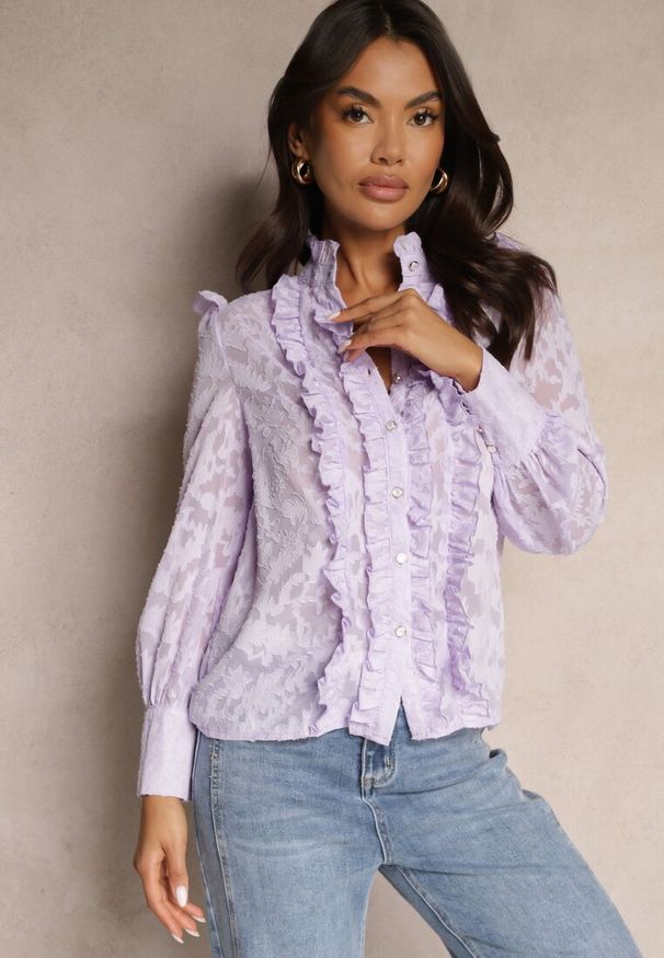 Renee - Fioletowa Koronkowa Koszula Zdobiona Biżuteryjnymi Guzikami Lormi. Okazja: na co dzień, na spotkanie biznesowe. Typ kołnierza: kołnierzyk stójkowy. Kolor: fioletowy. Materiał: koronka. Długość: długie. Wzór: aplikacja. Styl: biznesowy, casual, elegancki