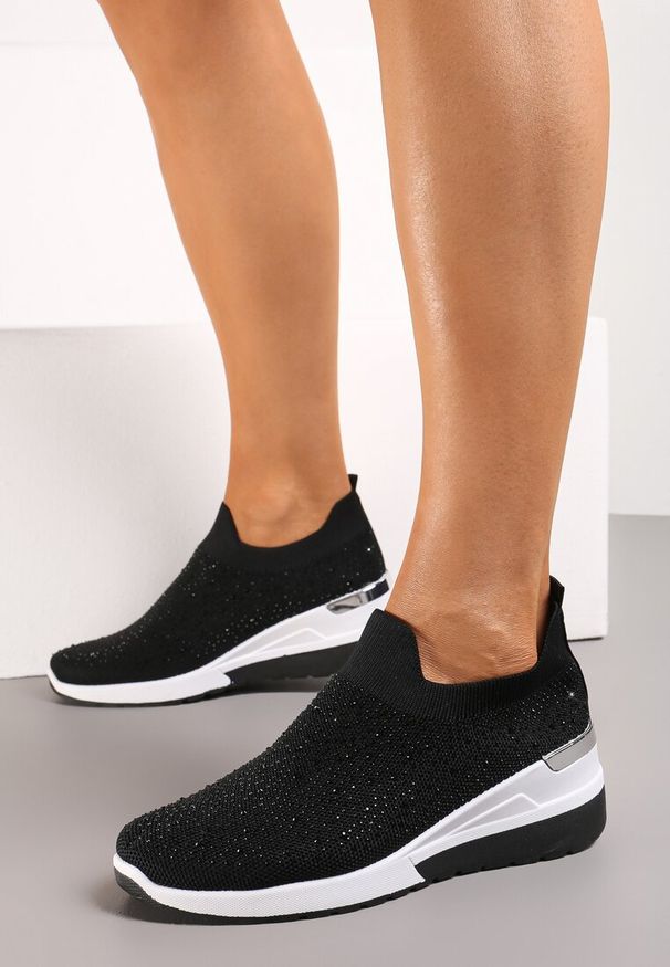Renee - Czarne Wsuwane Sneakersy z Cyrkoniami na Koturnie Tireva. Zapięcie: bez zapięcia. Kolor: czarny. Szerokość cholewki: normalna. Obcas: na koturnie