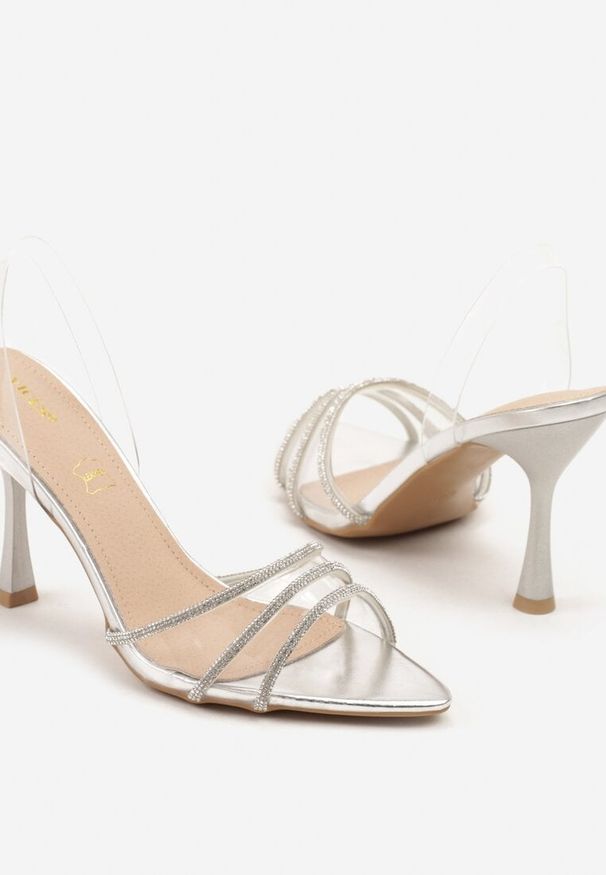 Born2be - Srebrne Sandały Vices ze Skórzaną Wkładką Cyrkoniami i Transparentnymi Paskami Novirelle. Zapięcie: pasek. Kolor: srebrny. Materiał: skóra. Sezon: lato. Styl: glamour, elegancki