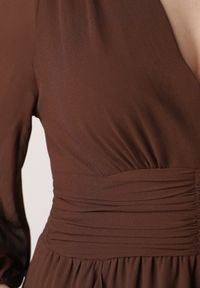 Born2be - Brązowa Romantyczna Sukienka Koktajlowa z Falbanami i Marszczeniem w Pasie Aranilla. Typ kołnierza: kołnierz z falbankami. Kolor: brązowy. Materiał: tkanina, materiał. Wzór: gładki, aplikacja. Typ sukienki: rozkloszowane. Styl: wizytowy #2