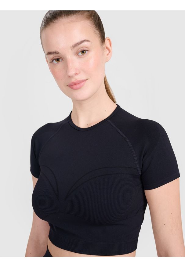 4f - 4F Crop-top treningowy slim bezszwowy damski - czarny M/L. Kolor: czarny. Materiał: skóra, dzianina, materiał, syntetyk, włókno. Długość rękawa: krótki rękaw. Długość: krótkie. Wzór: gładki, ze splotem. Sport: fitness