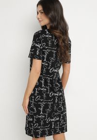 Born2be - Czarna Bawełniana Sukienka o T-shirtowym Kroju z Ozdobnym Nadrukiem Feviressa. Okazja: na co dzień. Kolor: czarny. Materiał: bawełna. Długość rękawa: krótki rękaw. Wzór: nadruk. Sezon: lato. Styl: elegancki, casual #3
