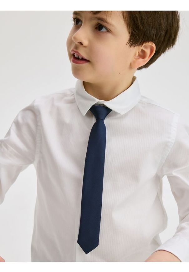 Reserved - Elegancka koszula z krawatem - biały. Kolor: biały. Materiał: tkanina, bawełna. Styl: elegancki