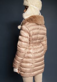 Renee - Beżowa Pikowana Kurtka z Wiązanym Paskiem i Kołnierzem z Futerka Avrissa. Typ kołnierza: bez kaptura. Kolor: beżowy. Materiał: futro #3