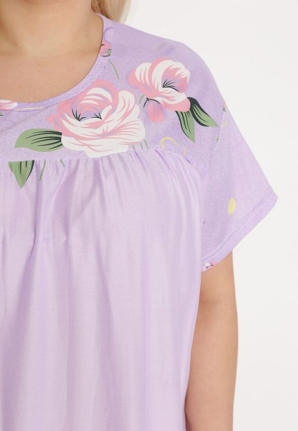 Born2be - Jasnofioletowa Koszula Nocna w Kwiatowy Wzór z Krótkim Rękawem Seliaane. Kolekcja: plus size. Kolor: fioletowy. Długość: krótkie. Wzór: kwiaty