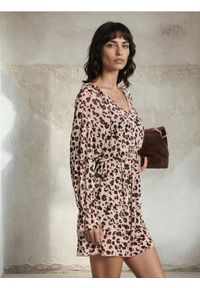 Sinsay - Sukienka mini w panterkę - wielobarwny. Wzór: motyw zwierzęcy. Długość: mini #1
